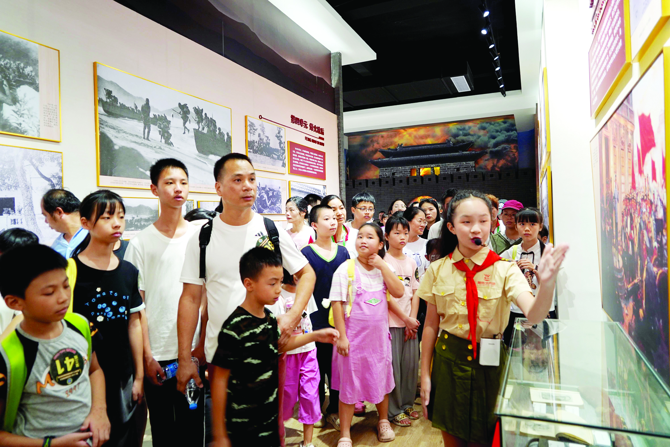     我市青少年在惠城区红色东江五育实践中心全民国防教育展览厅观看展览。