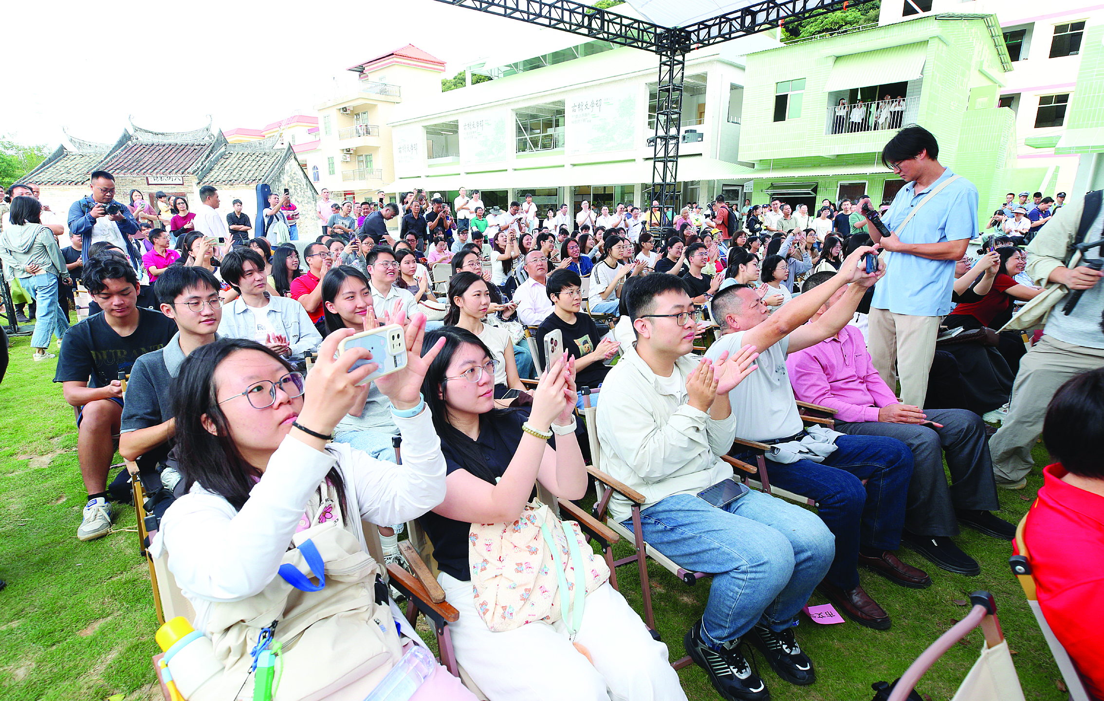 <p>    活动吸引了众多文学爱好者参加。</p>