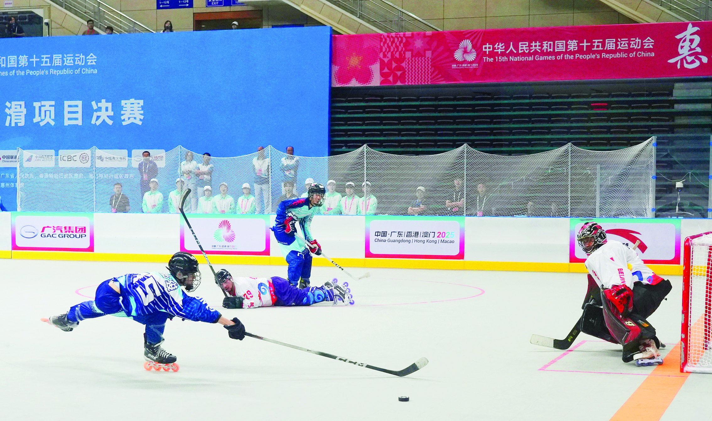     十五运会群众比赛单排轮滑球男子组冠亚军决赛现场。惠州日报记者朱金赞 摄