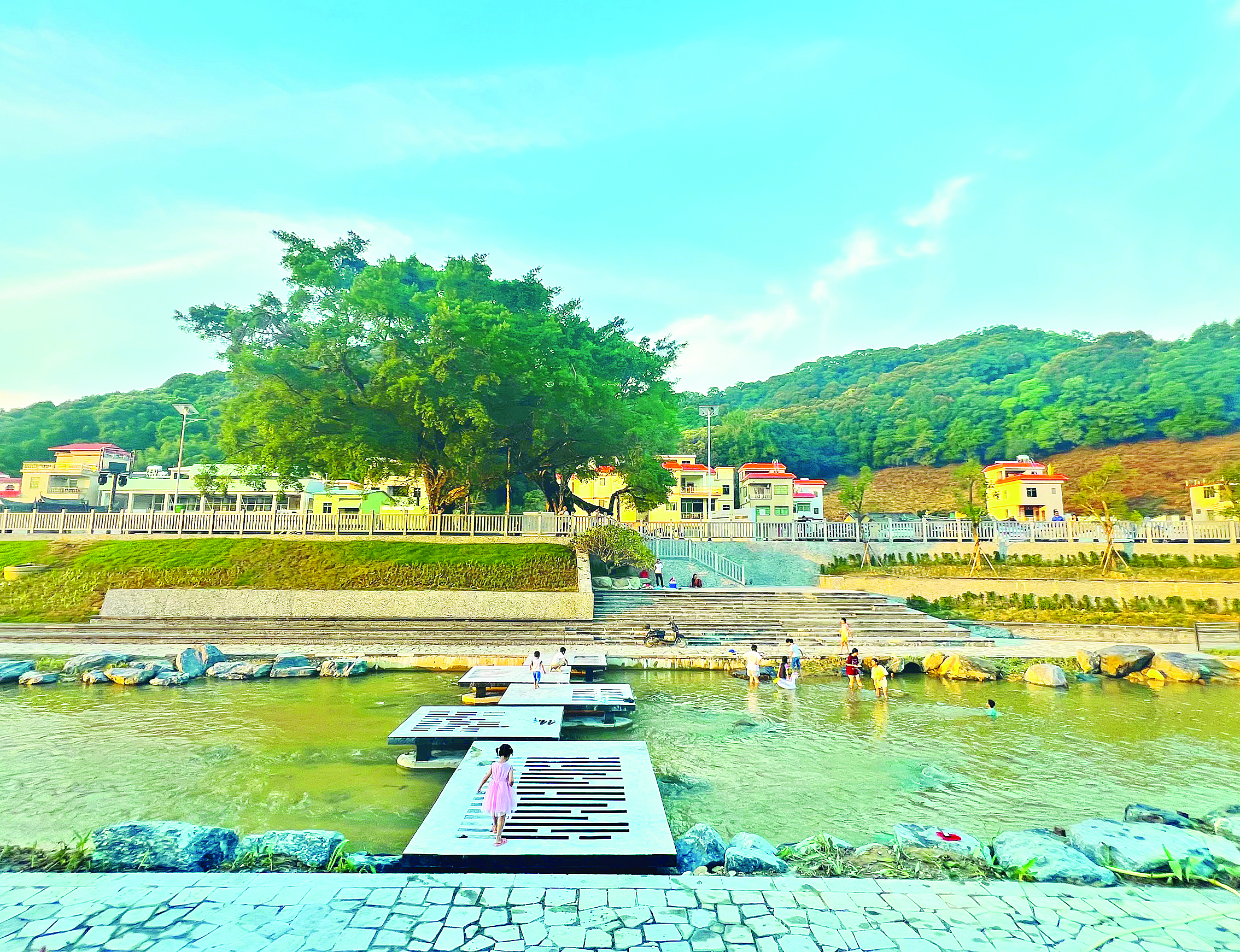     苏东坡笔下的诗意意境与现代文旅体验在218最美旅游公路生动融合。图为麻榨镇千年古榕驿站。惠州日报记者黄宇翔 摄