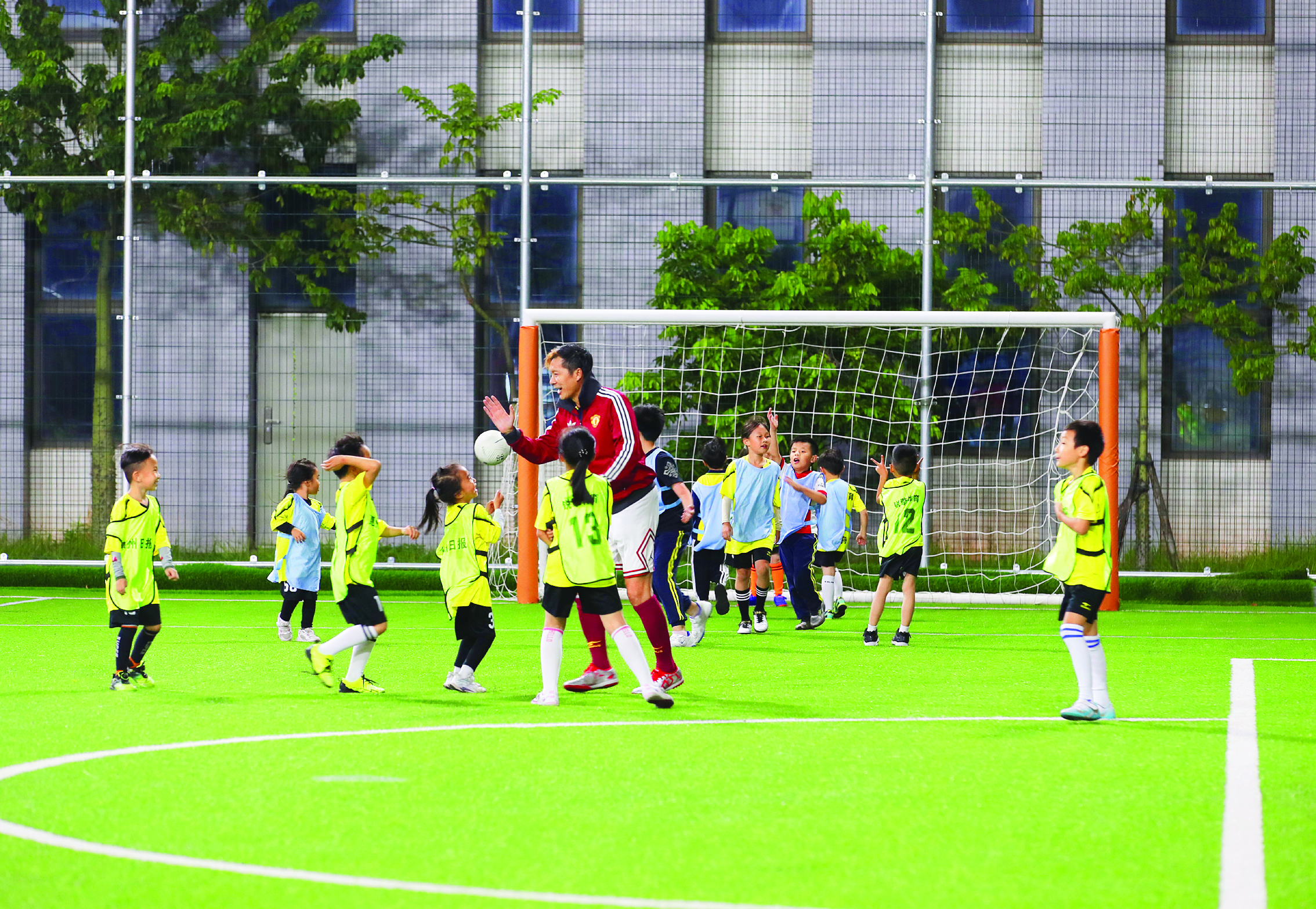     池明华现场指导小球员。惠州日报记者钟畅新 摄