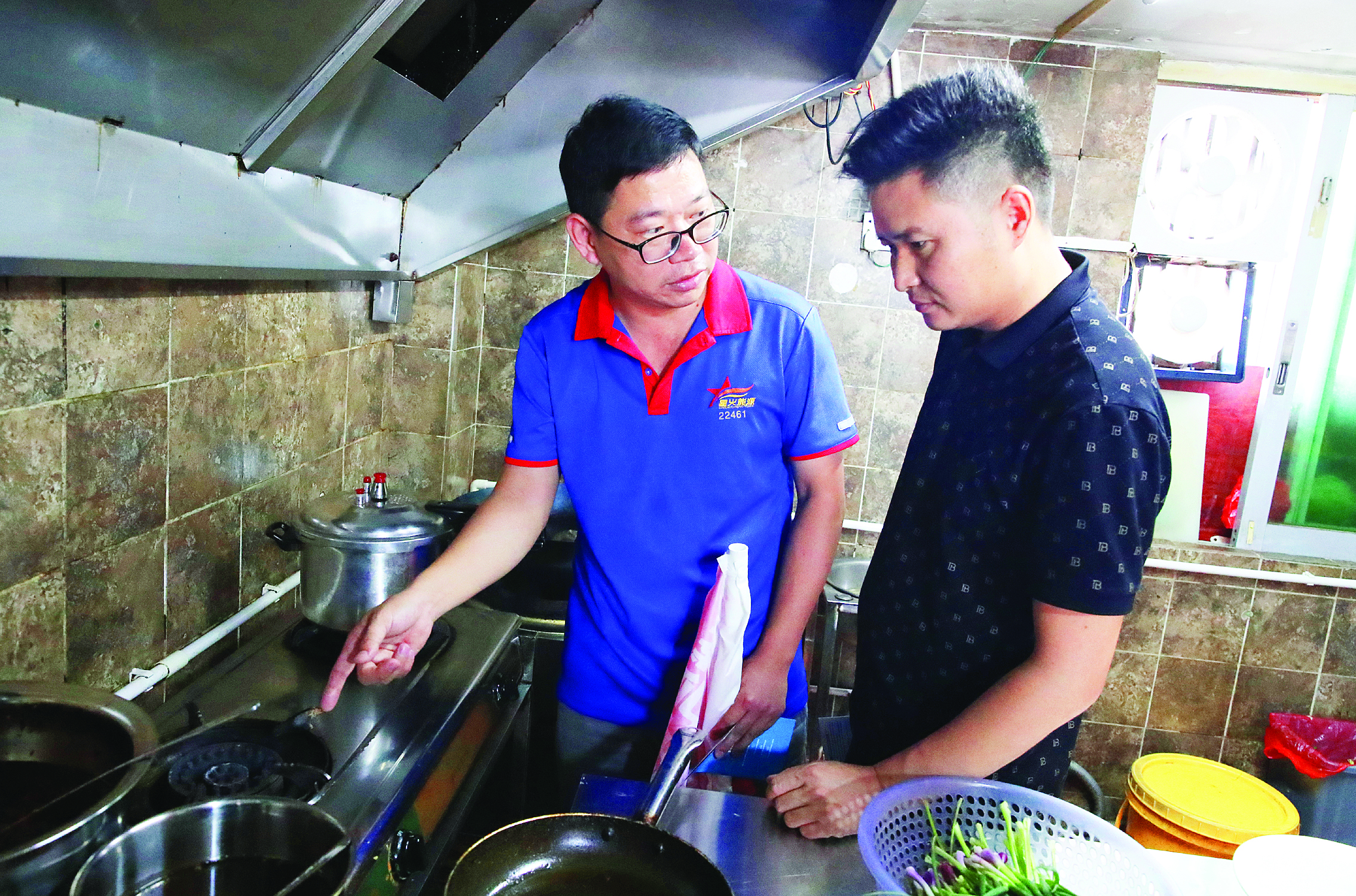     燃气公司工作人员入户安检。