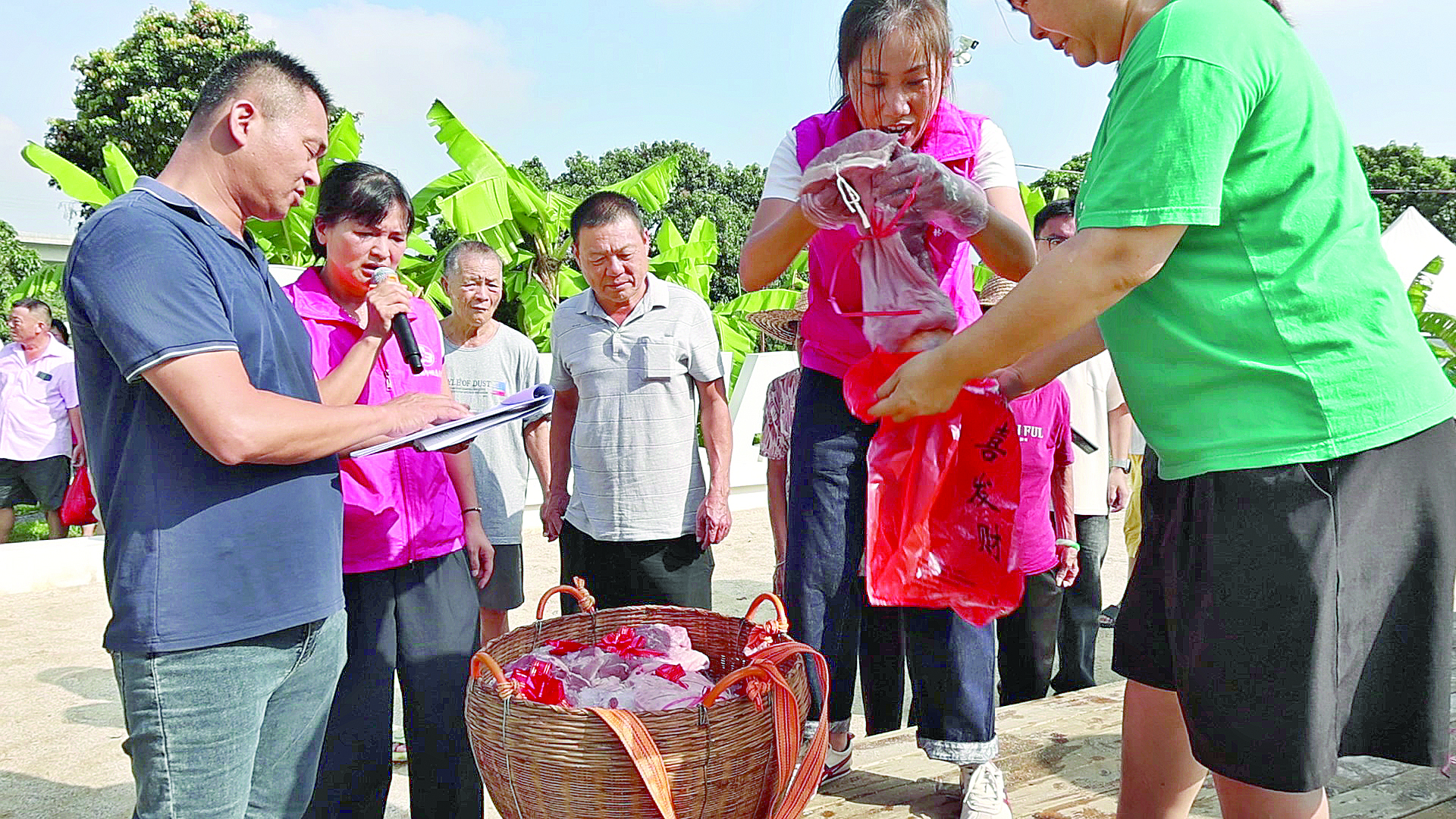     沥林镇君子营村积分达标家庭领取奖励。惠州日报记者刘乙端 通讯员陈静 摄