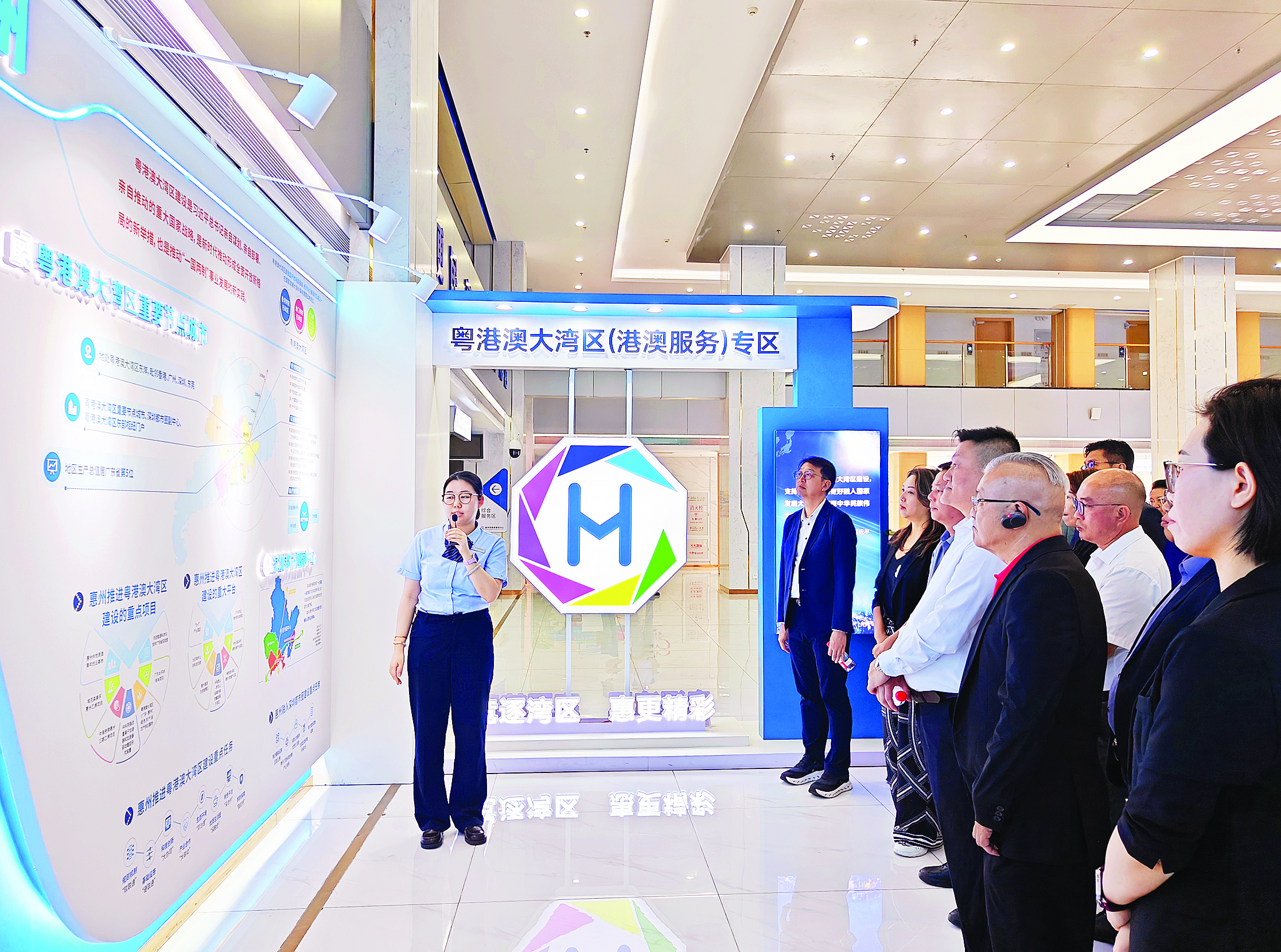     嘉宾参观惠州粤港澳大湾区（港澳服务）专区。