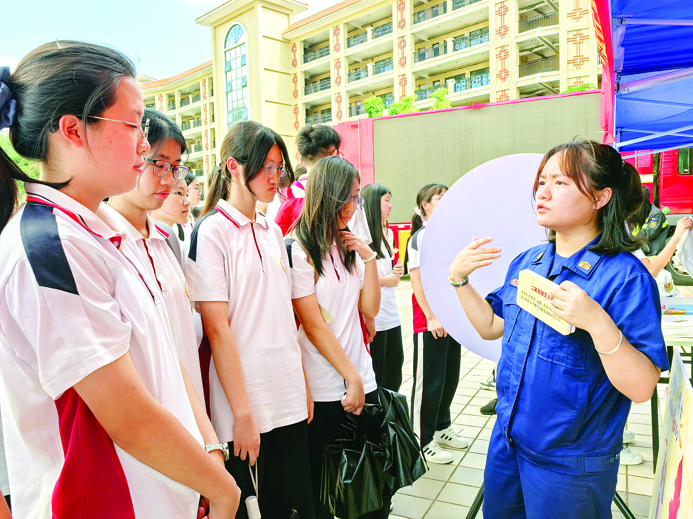     学生通过参与游戏学习消防安全知识。惠州日报记者钟玮 摄