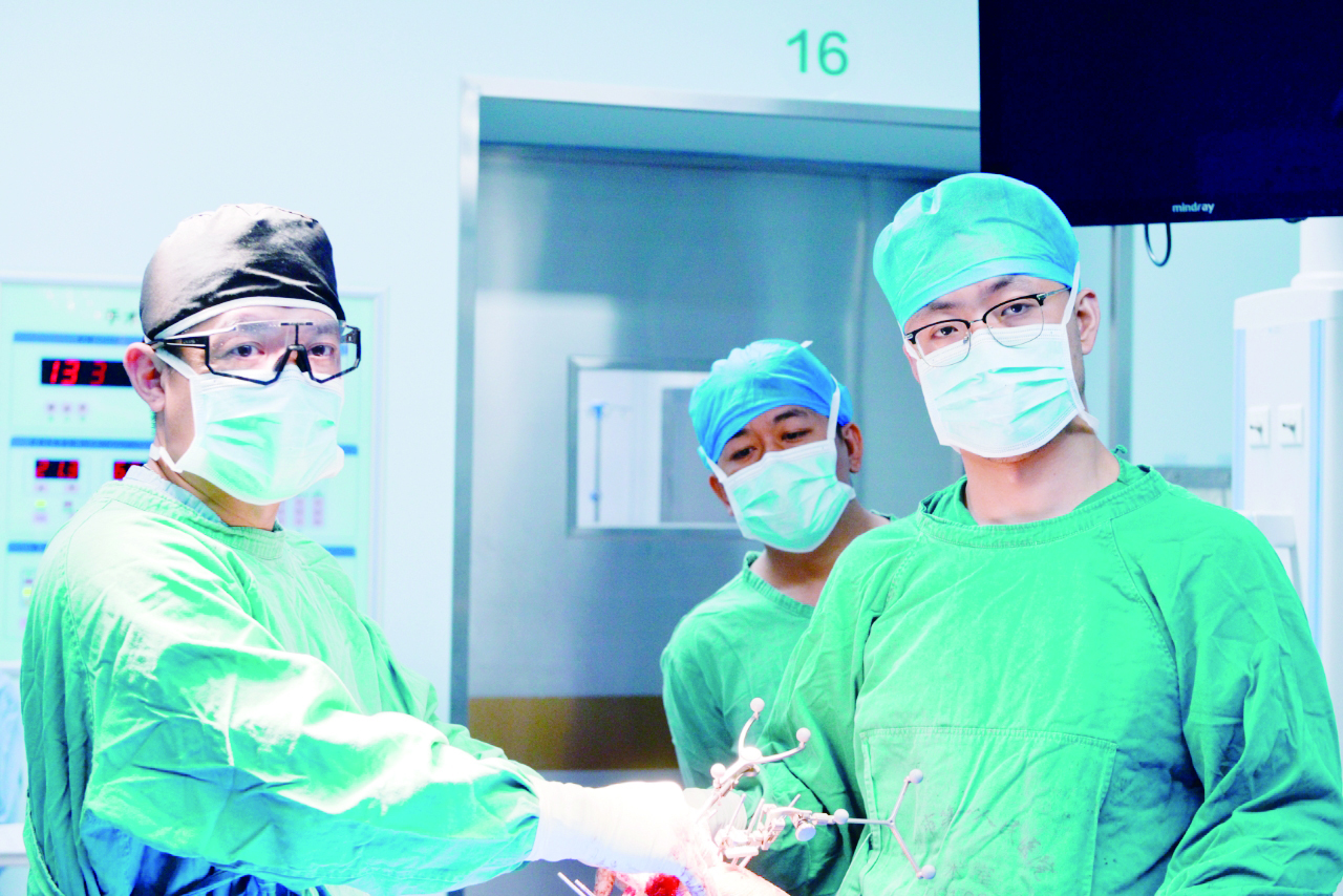     钟浩博（左一）带领运动医学团队完成多项高难度手术。 