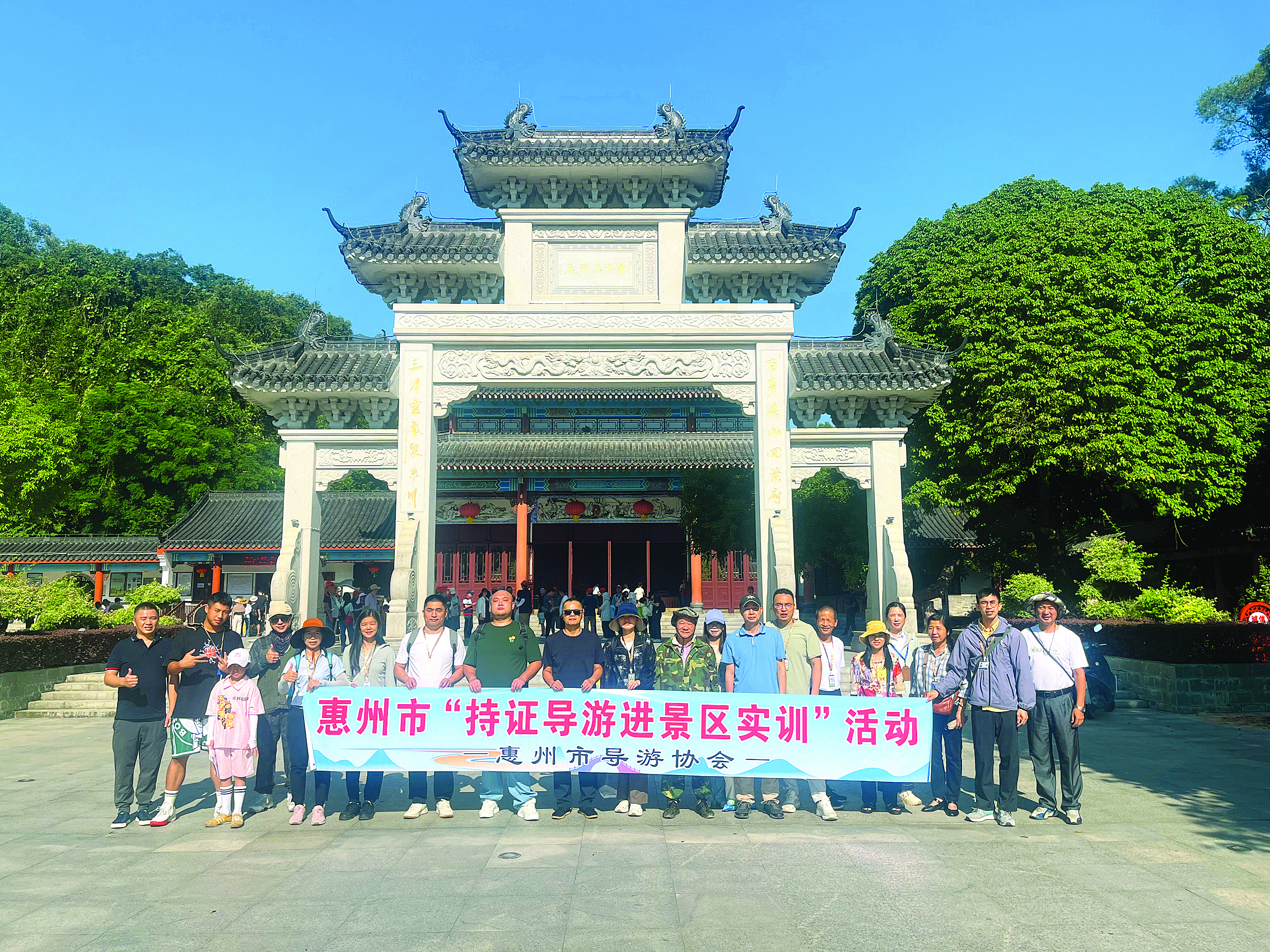     活动参与人员合影留念。