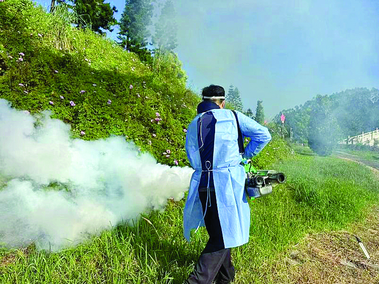     工作人员对重点积水点进行喷药消杀。高潭镇提供