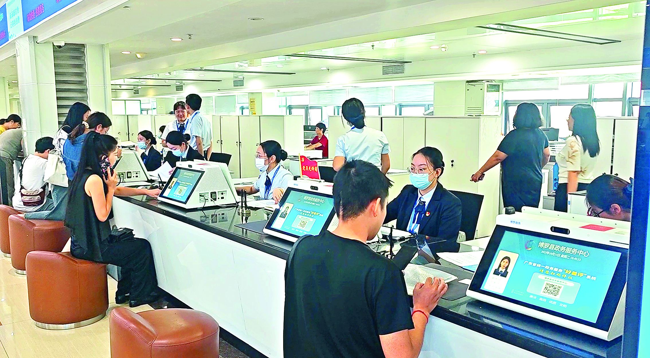     市民在博罗县政务服务中心办理业务。惠州日报记者卢泓宇 摄