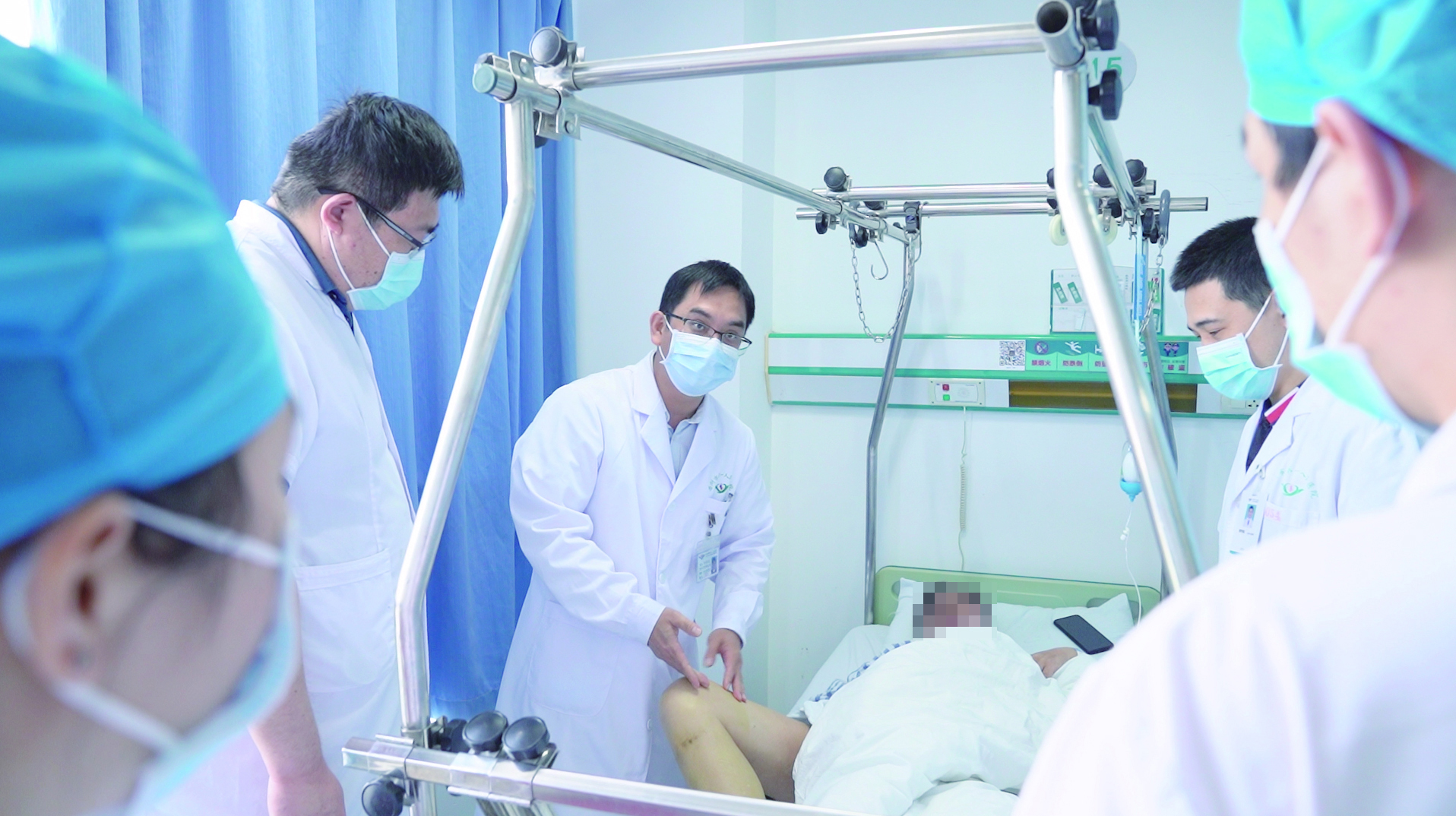     刘伟乐（中）为骨关节疾病患者提供个性化综合诊疗。