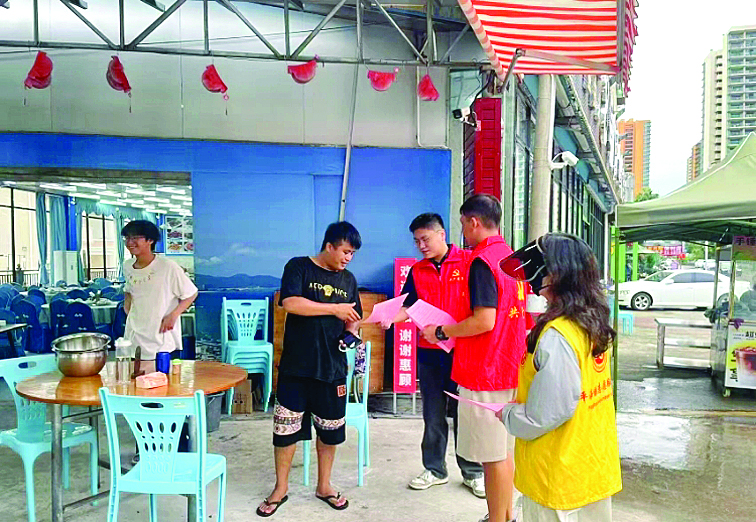     党员干部带头到商铺宣传“门前三包”。