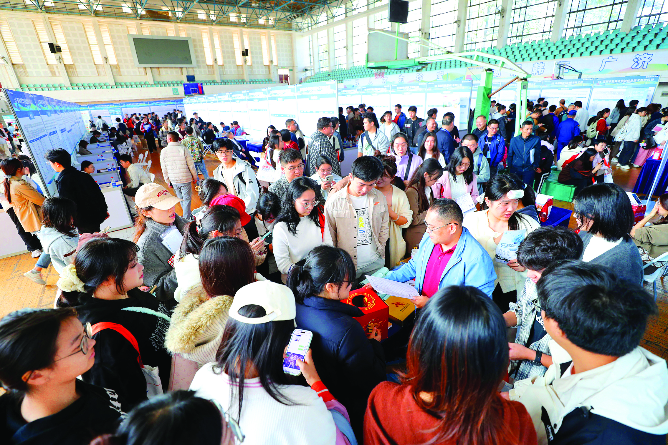     “百万英才汇南粤”N城联动秋季招聘活动（湖北站）现场。惠州日报记者杨建业 摄