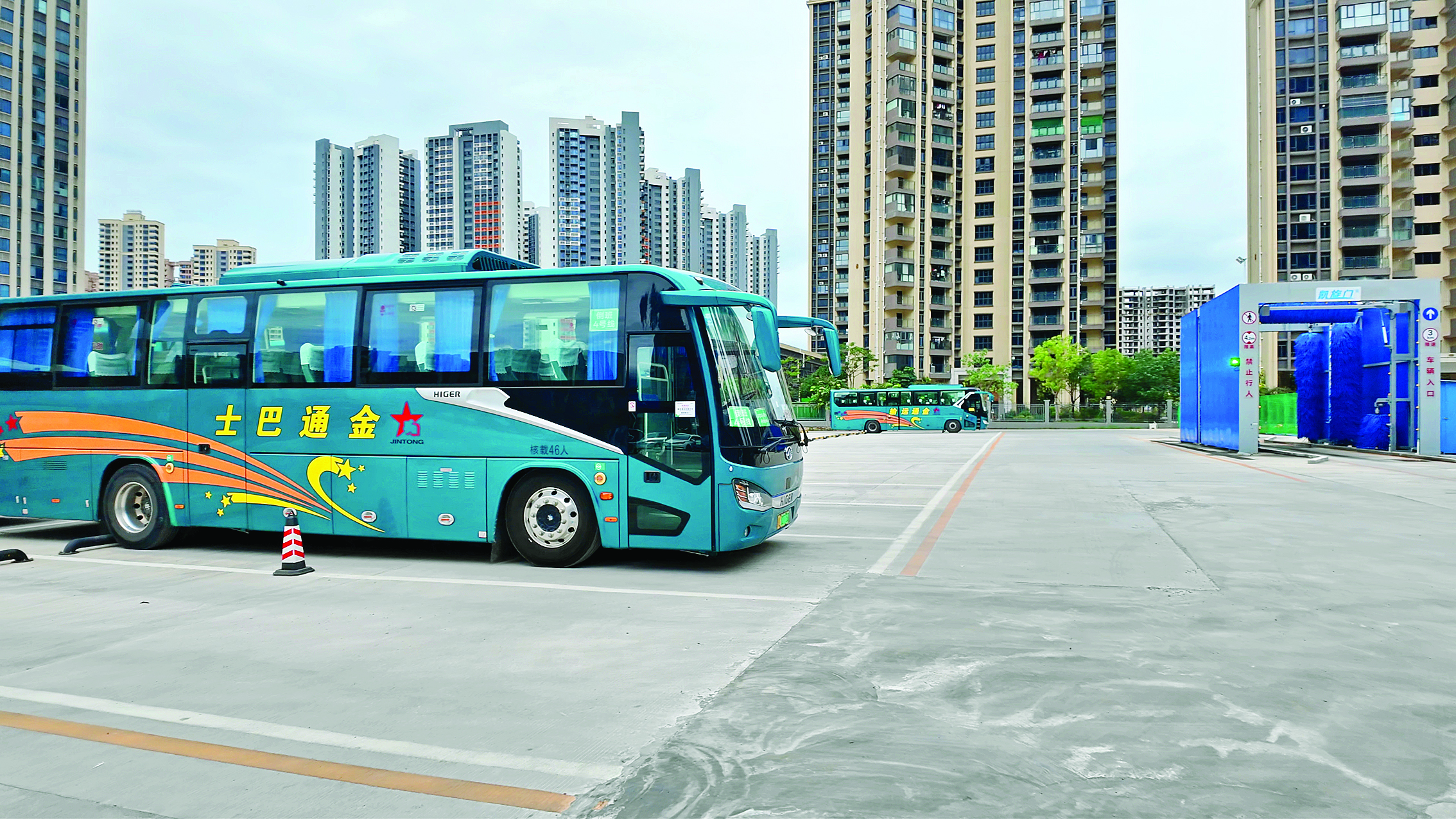     西区街道由荒地改造的停车场。惠州日报记者黄旭新 摄