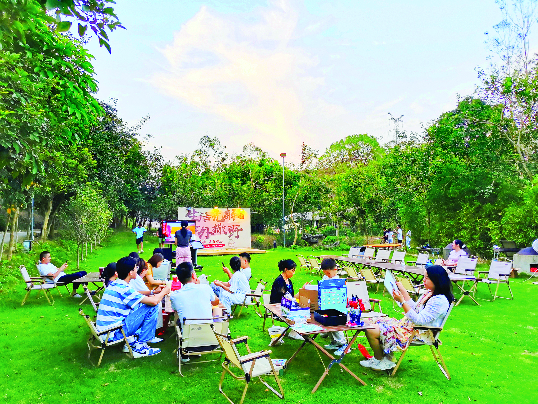     游客体验悠然山居文宿文化活动。悠然山居文宿供图