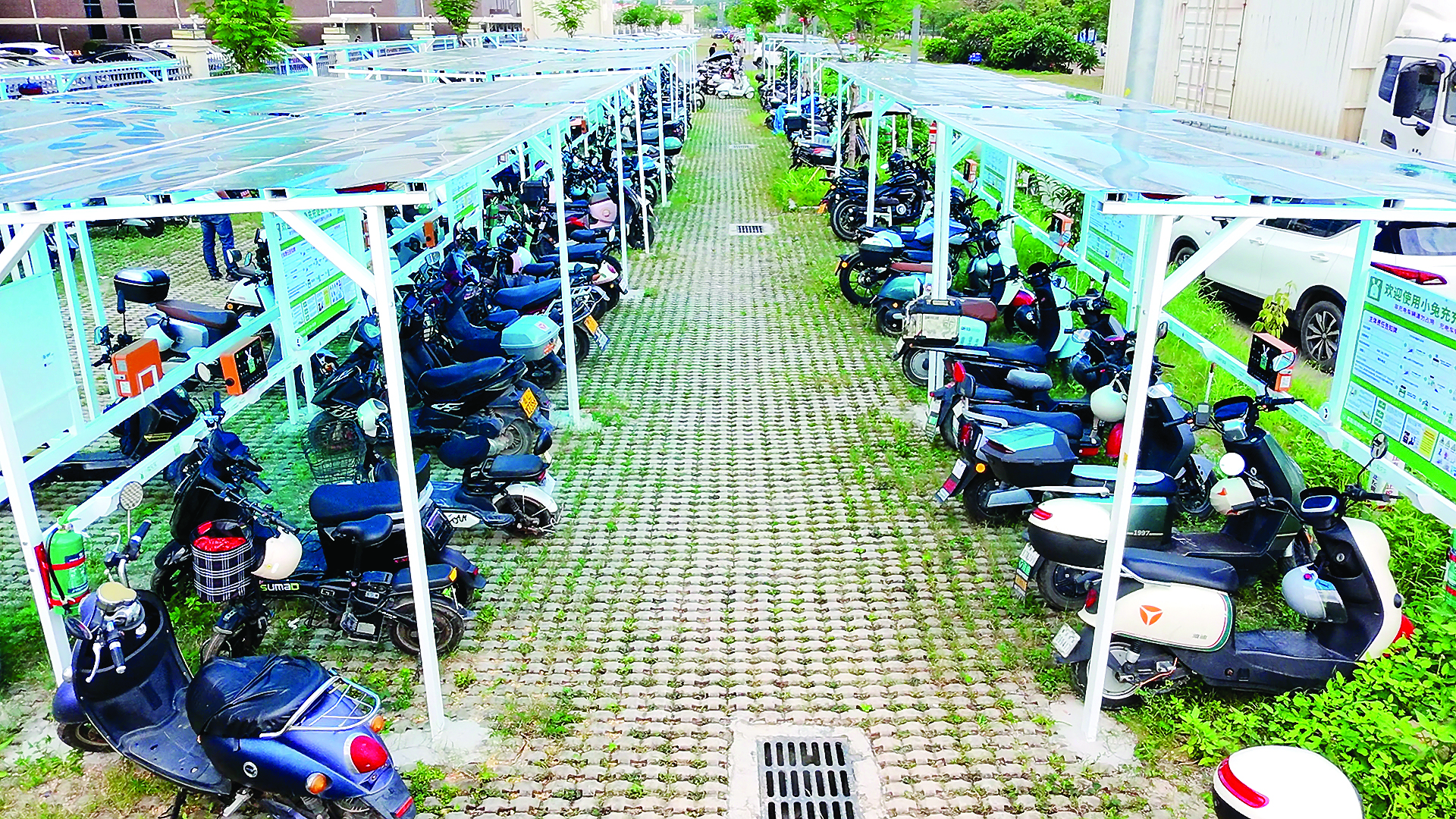     陈江街道持续扩容升级电动自行车充电服务网，解决居民充电难题。惠州日报记者刘乙端 通讯员刘素梅 摄