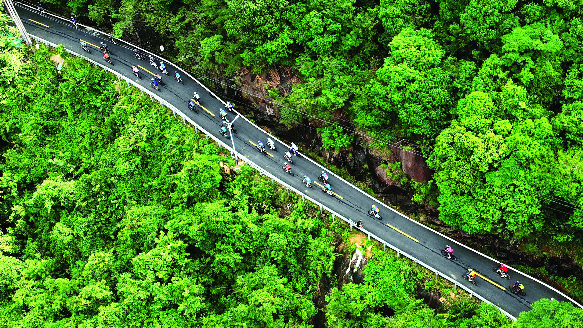     自行车运动爱好者在惠州218最美旅游公路上骑行。惠州日报记者李松权 摄