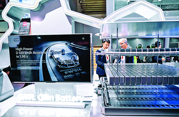     人们在德国慕尼黑国际车展的宁德时代展台洽谈。 新华社发