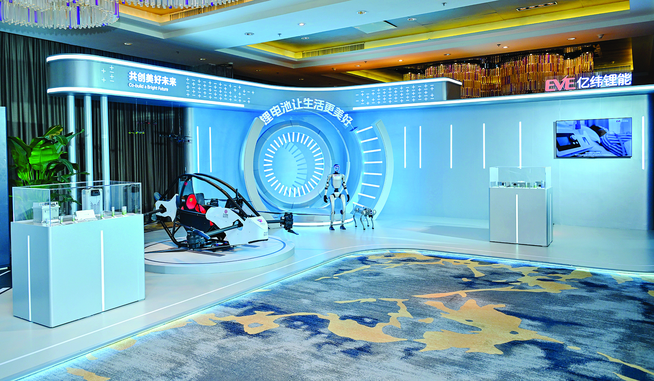     亿纬锂能展示系列最新产品。 惠州日报记者刘乙端 摄