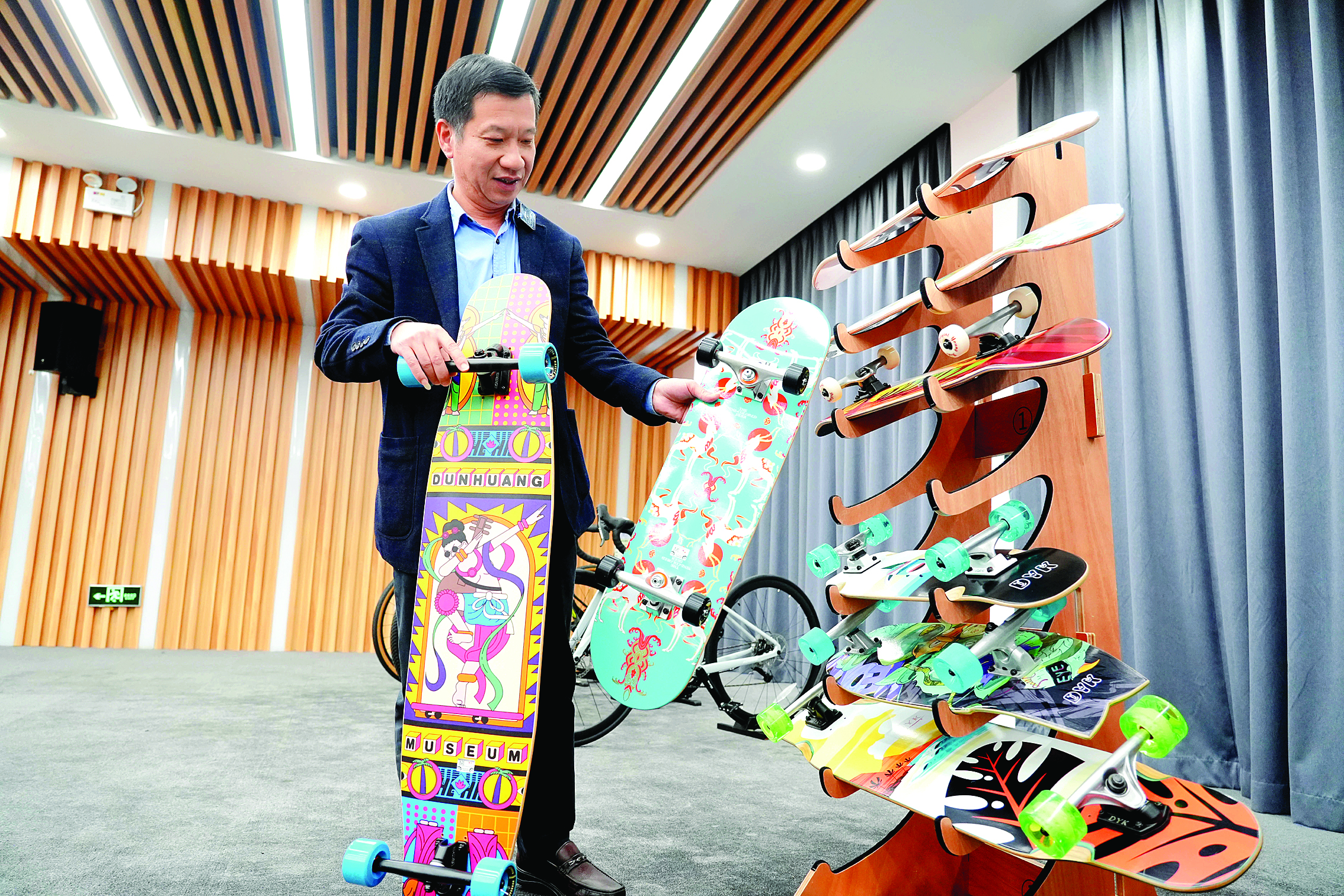     惠州市杰诚运动器材有限公司负责人介绍与敦煌博物馆联名的滑板产品。