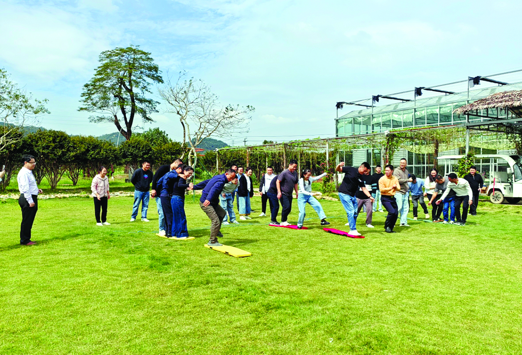     户外拓展实践环节，学员们分组参与互动游戏。