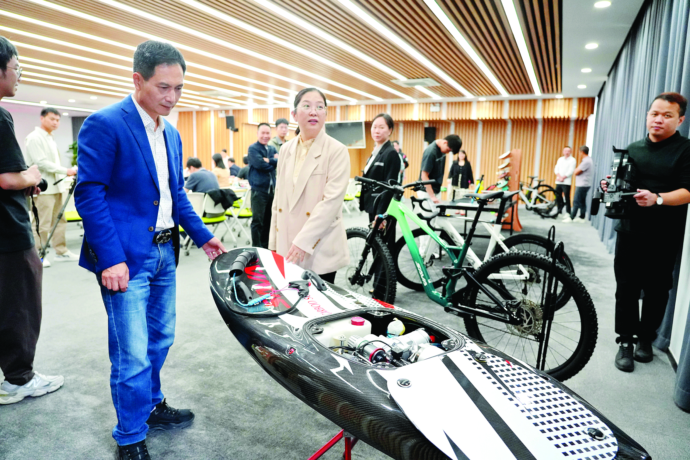     萨瓦自行车有限公司展示水上动力冲浪板。本组图片 惠州日报记者许文昌 摄