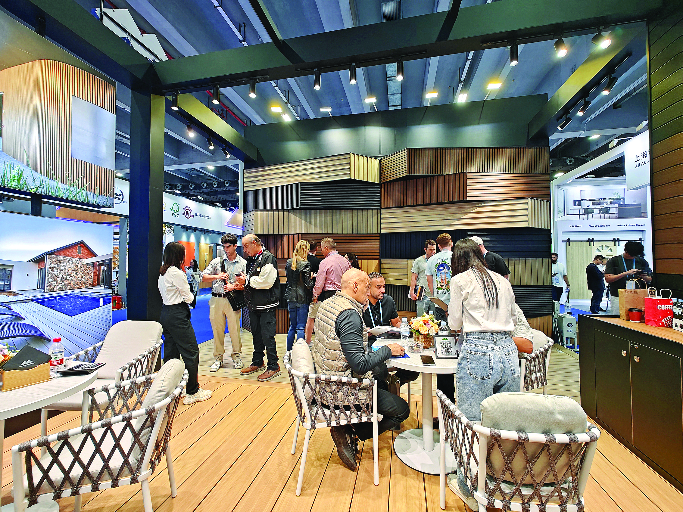     客商在美新科技展位了解咨询。