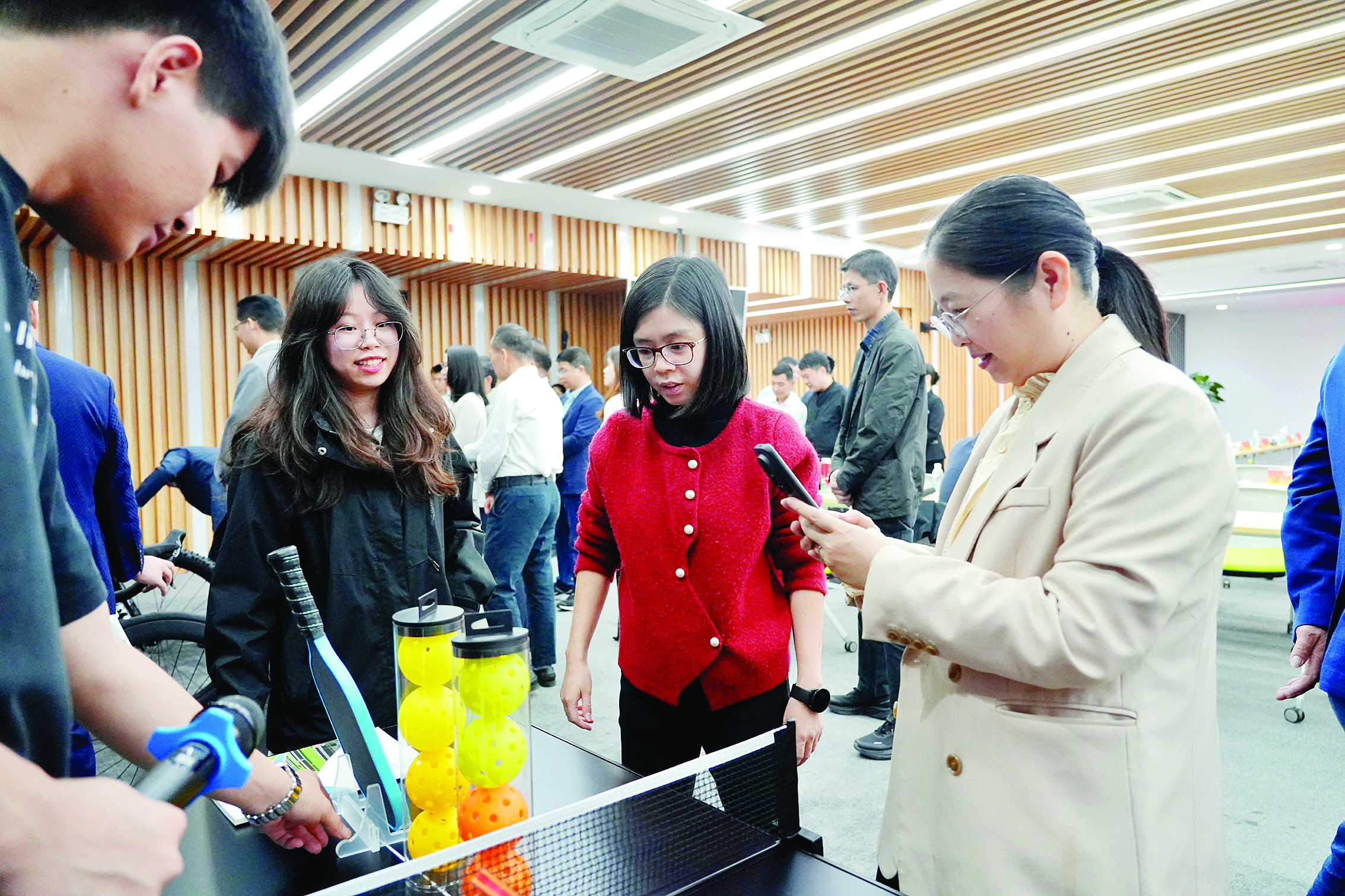     惠州市双子星体育用品有限公司展示当下流行的匹克球。