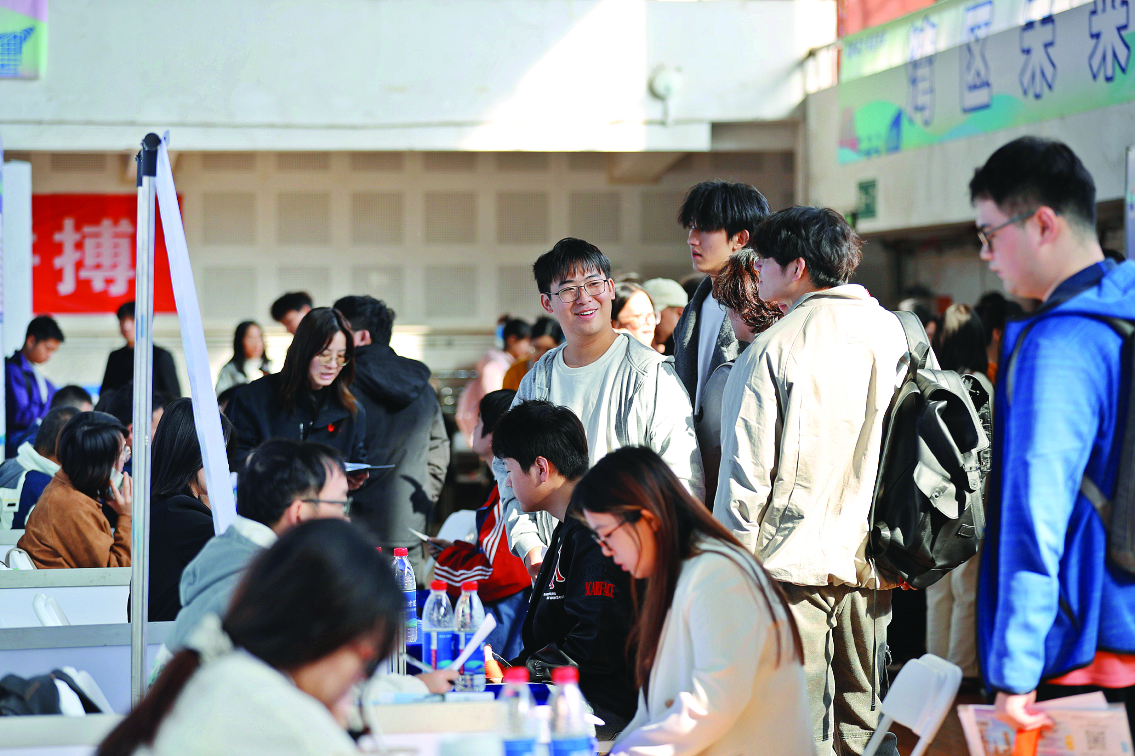     10月23日，“百万英才汇南粤”2025年N城联动秋季招聘活动（湖北站）走进中南财经政法大学。    惠州日报记者杨建业 摄