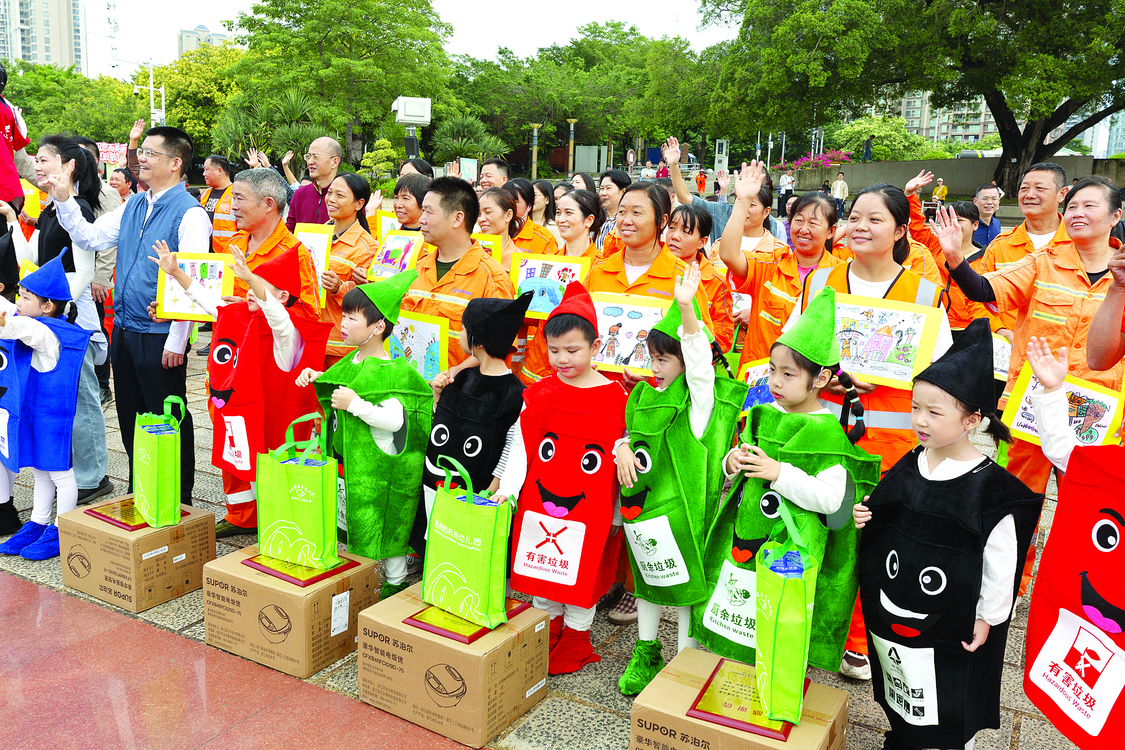     惠州市机关幼儿园小朋友为环卫工人献上礼物。