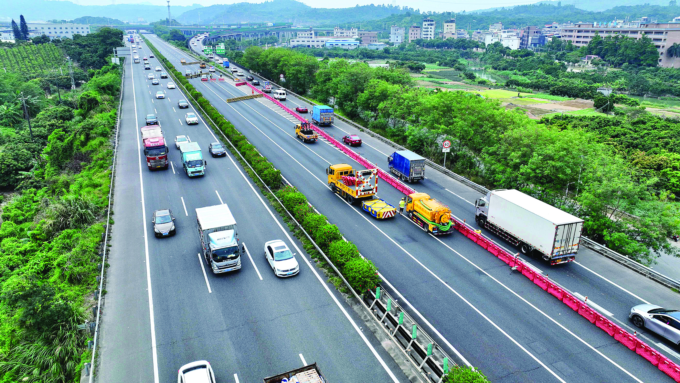     甬莞高速沥林西枢纽西行往东莞方向主线及相关匝道封闭，禁止车辆通行（东行往惠州方向不受影响）。    惠州日报记者李松权 摄