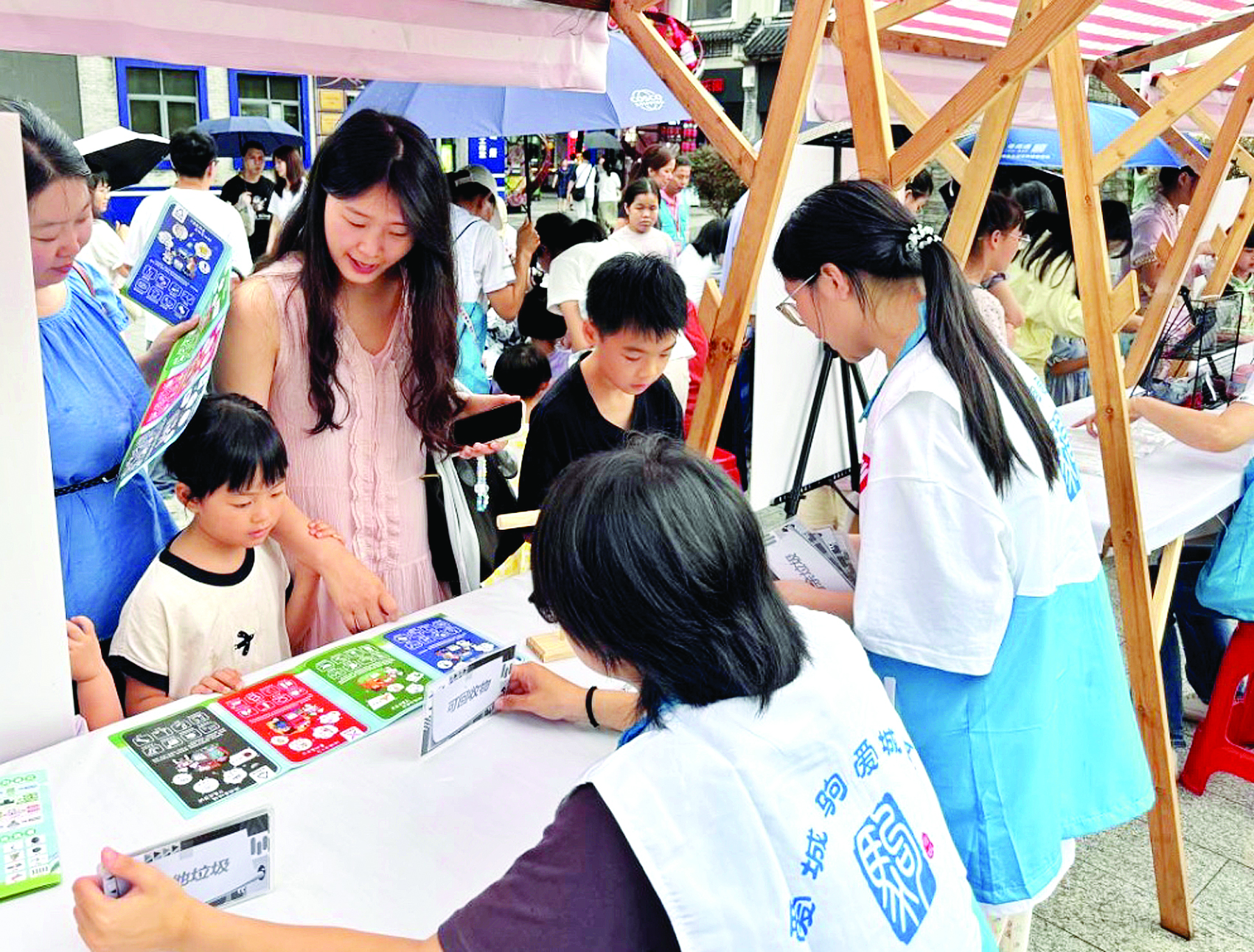     “爱城驹”志愿服务队在隆生广场开展垃圾分类主题活动。