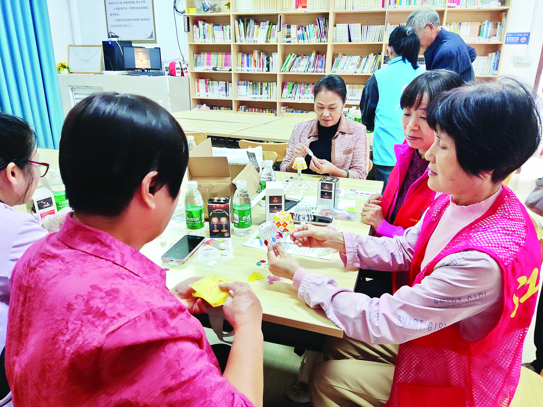     老人们在制作马赛克小台灯。惠州日报记者彭红霞 通讯员黄嘉敏 摄