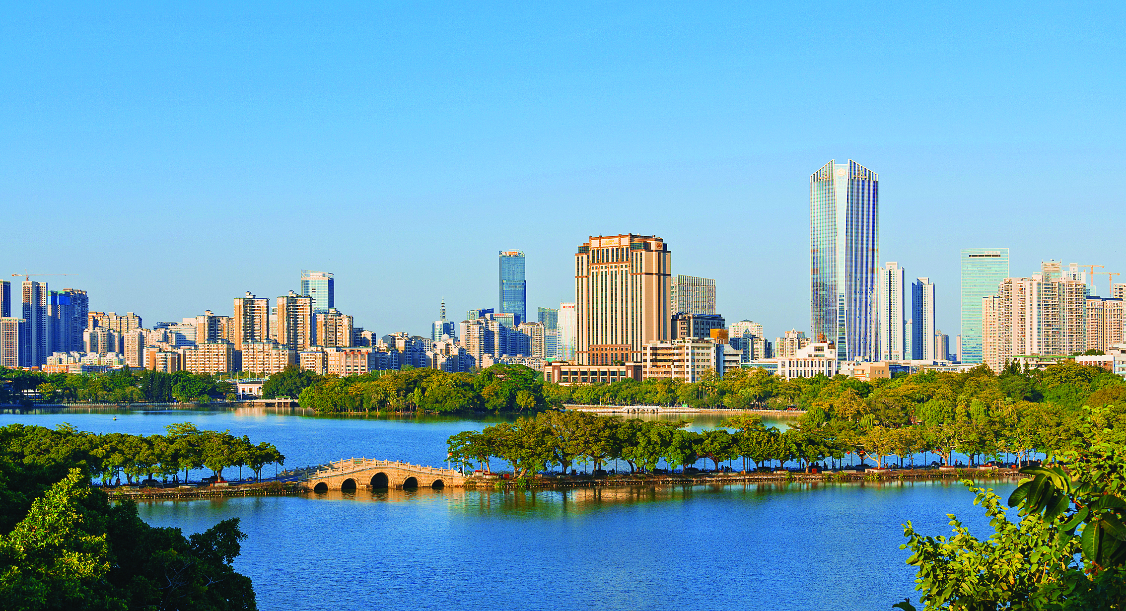     “半城山色半城湖”的美丽惠州。惠州东江图片社供图