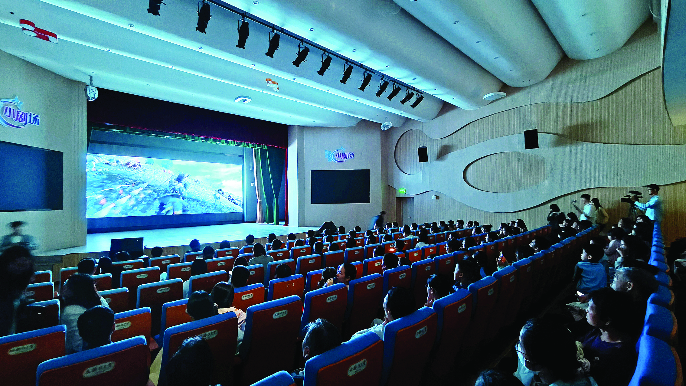     群众在县文化馆小剧场观看公益电影。