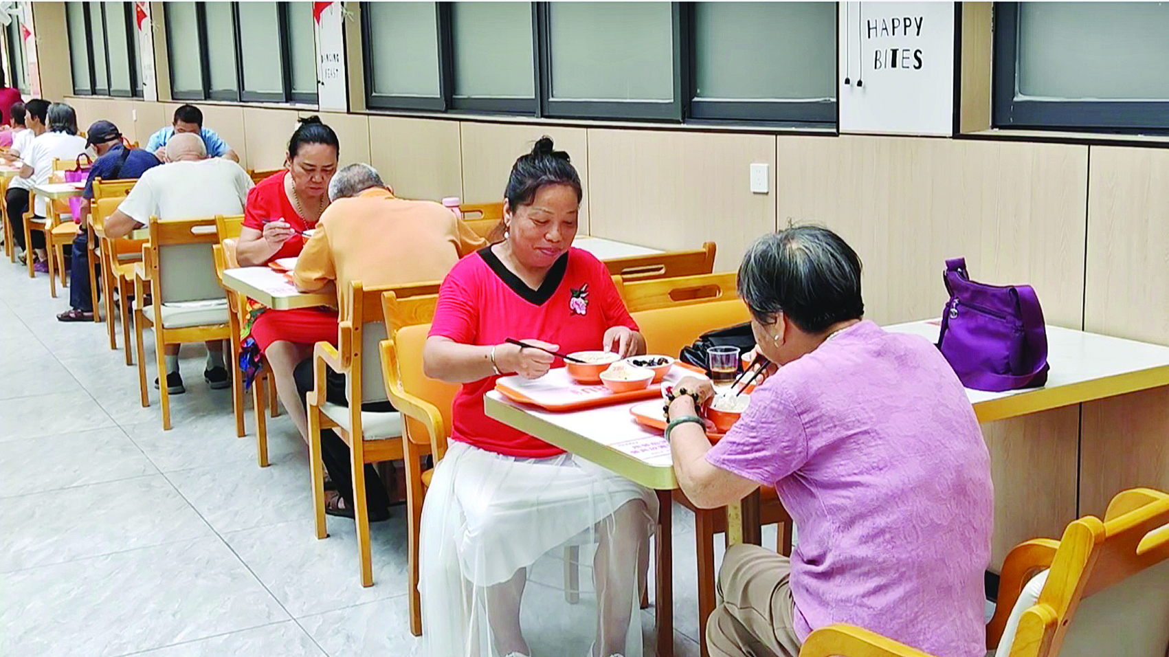 <p>    在惠城区江南街道祝屋巷社区幸福食堂，长者可以方便地吃上热乎营养饭。</p>