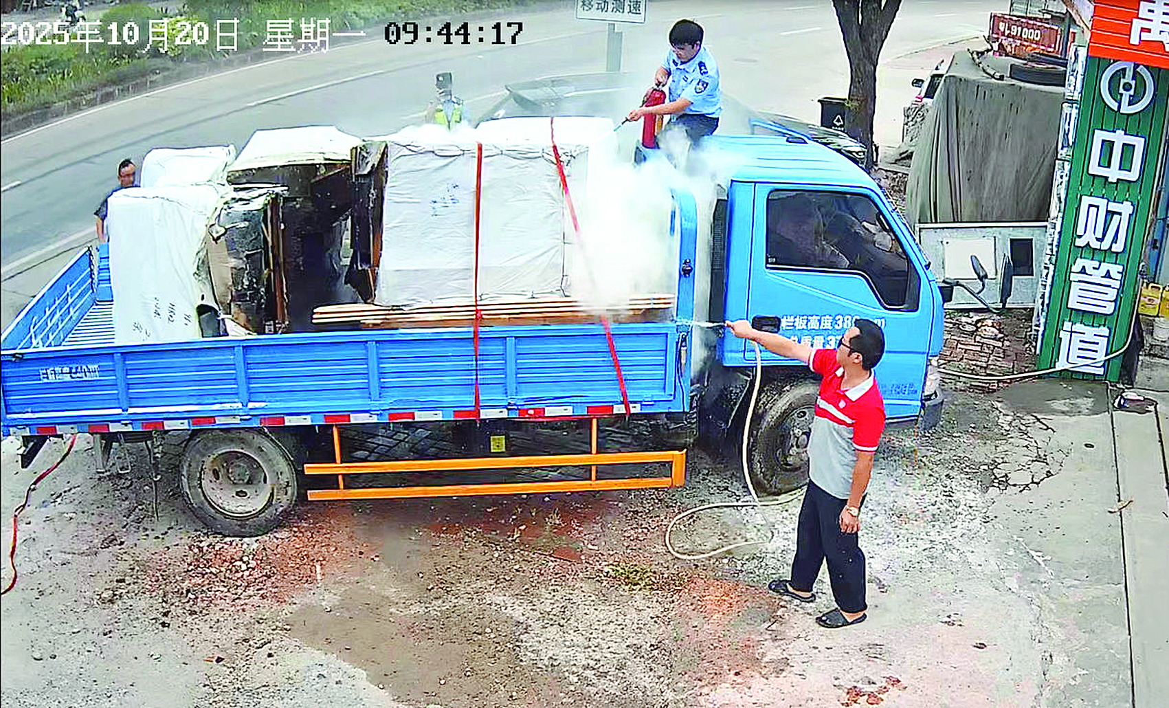     林锦锋与民警共同灭火。受访者供图