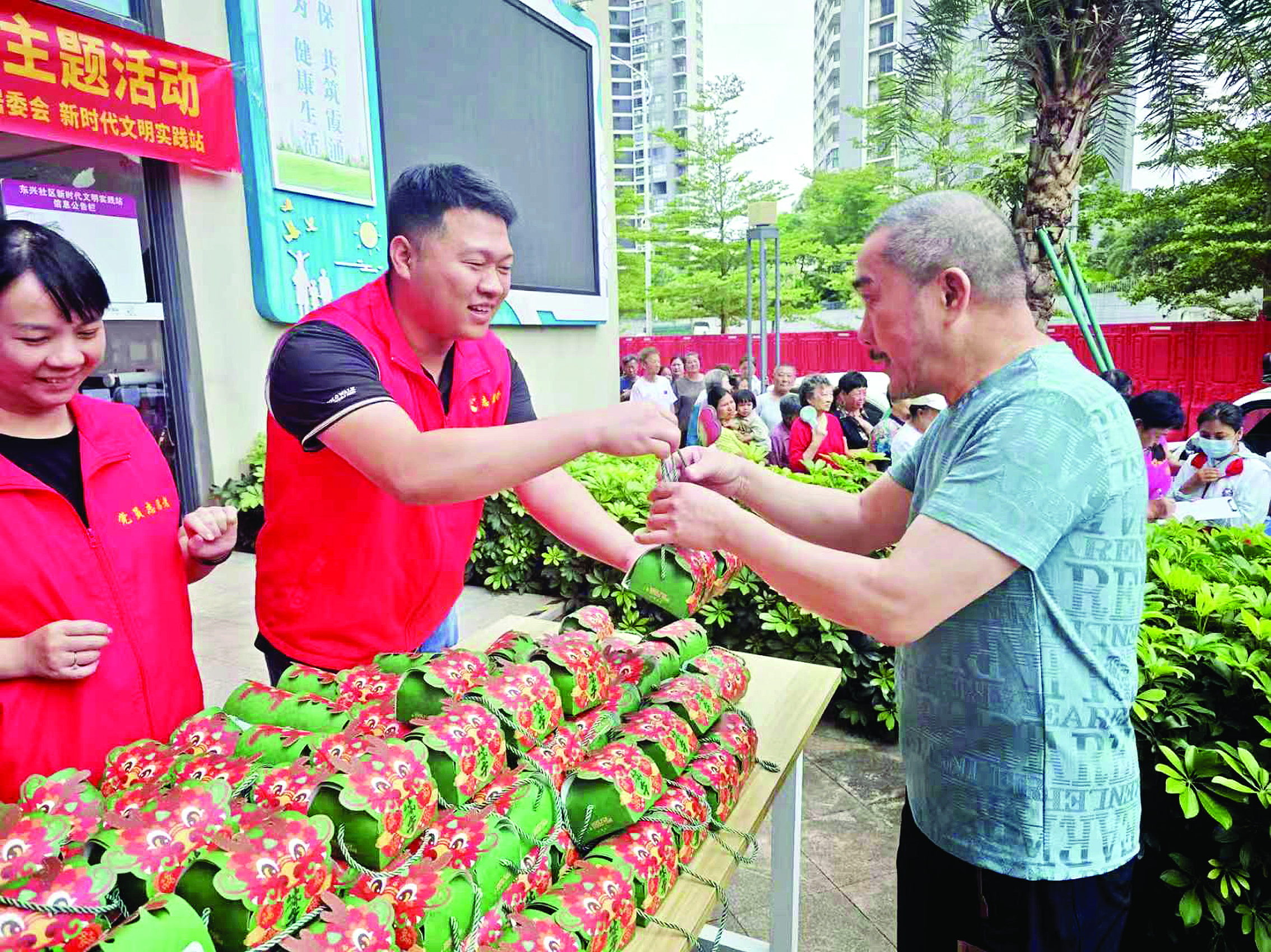     曾文洛（中）策划开展系列文化活动，增进邻里关系。