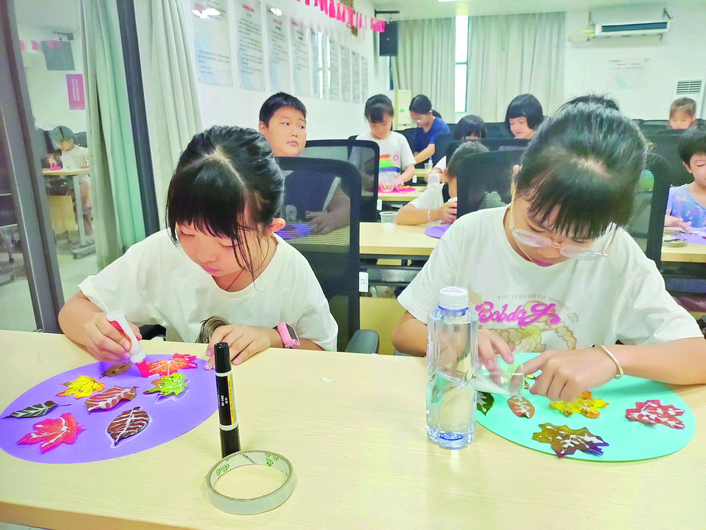     孩子们制作树叶贴画。惠州日报记者朱丽婷 特约通讯员邓秋娣 摄
