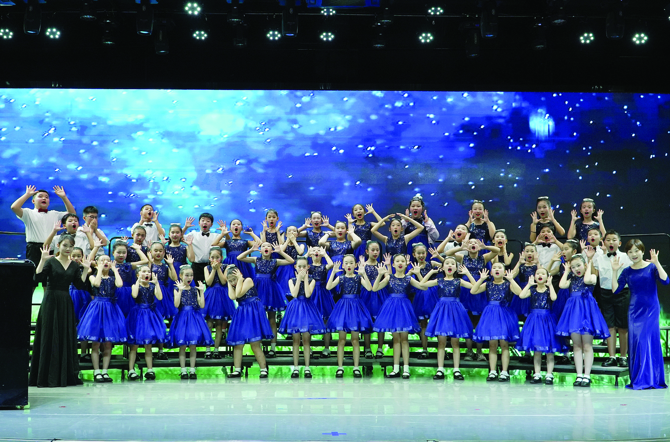     惠州市惠城区南实小学通过特色课程、多彩活动与人文关怀，为学生搭建快乐成长平台。