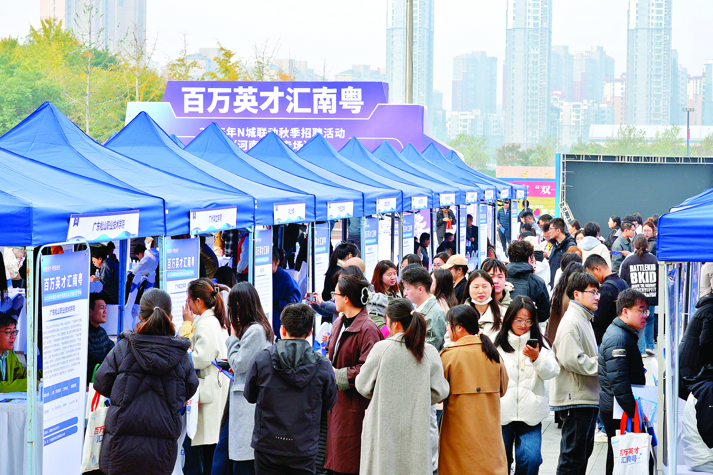     招聘活动河南大学专场吸引众多求职者。惠州日报记者骆国红 摄