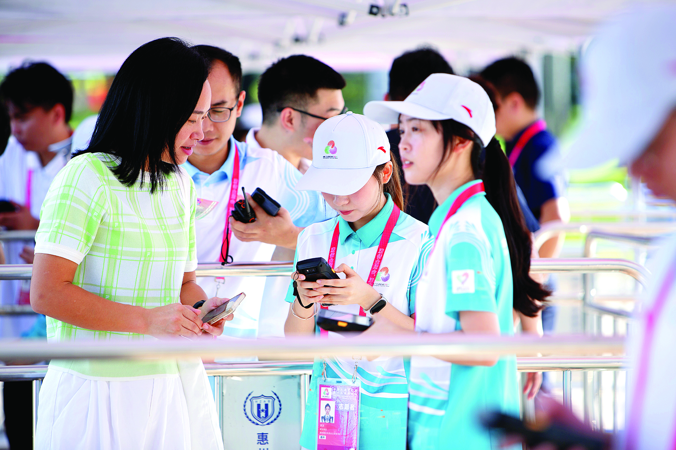     赛会志愿者为赛事提供专业、暖心的全流程服务。    图片由市执委会志愿服务部提供