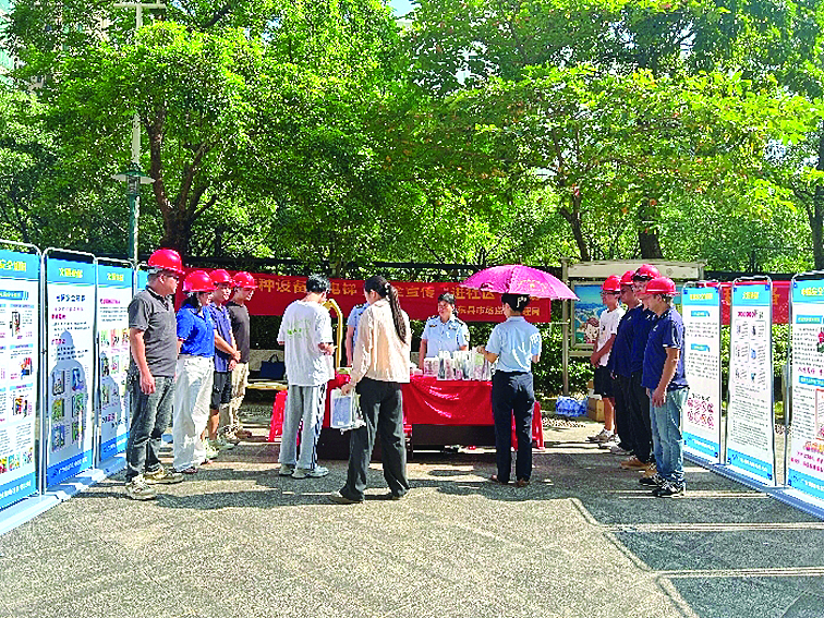     居民参加活动，了解电梯安全知识。惠州日报记者蔡伟健 通讯员谢婉秋 摄