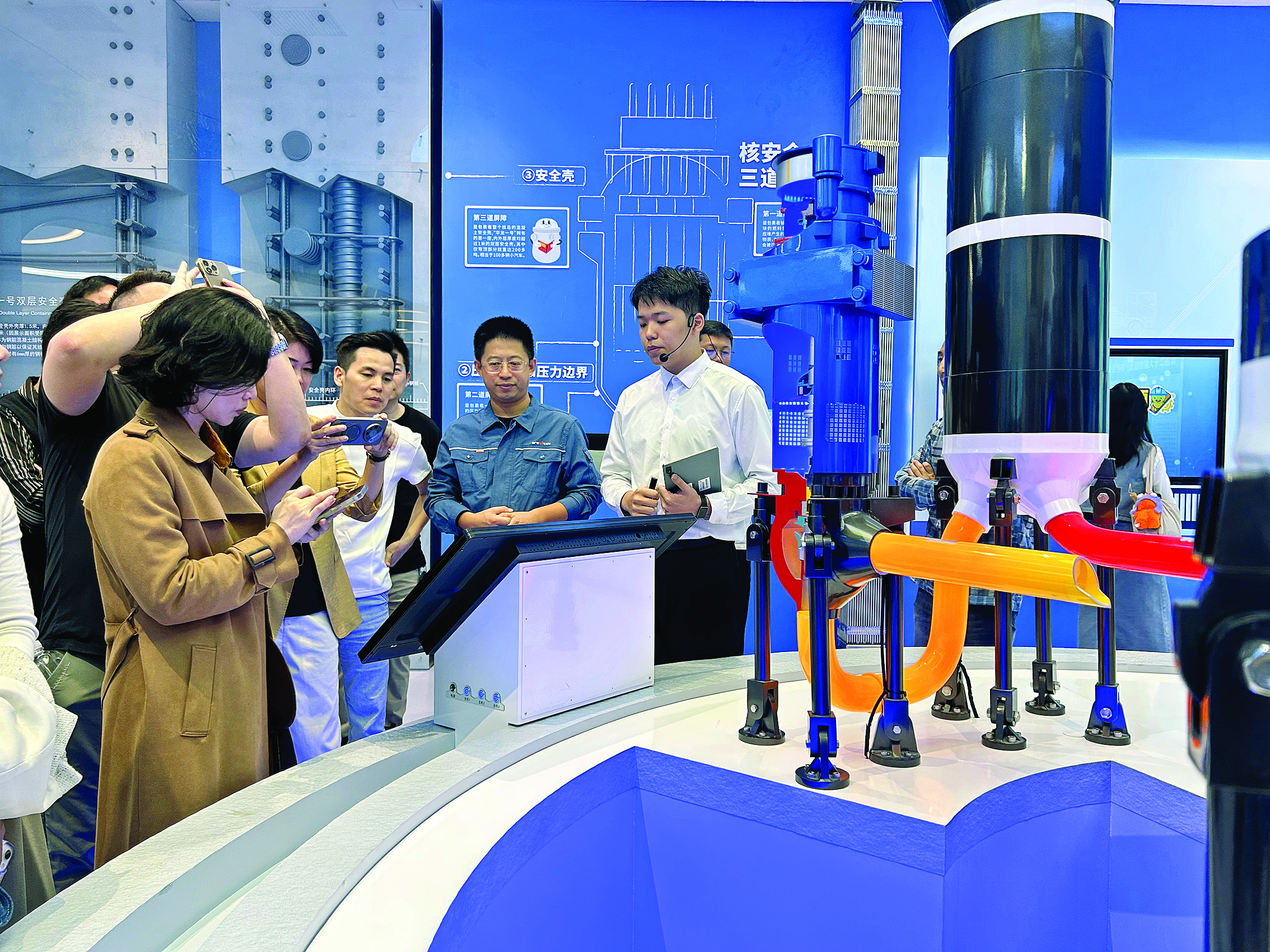     网络达人听工作人员介绍“华龙一号”运作原理。    惠州日报记者洪鹊儿 摄
