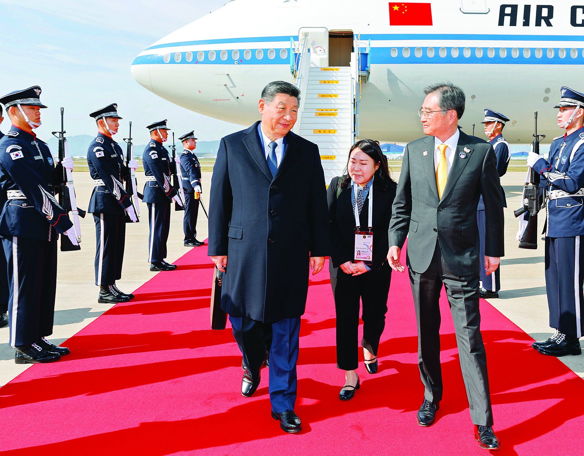     当地时间10月30日上午，国家主席习近平乘专机抵达韩国，应大韩民国总统李在明邀请，出席亚太经合组织第三十二次领导人非正式会议并对韩国进行国事访问。这是习近平抵达釜山金海国际机场时，韩国外长赵显等高级官员热情迎接。新华社发