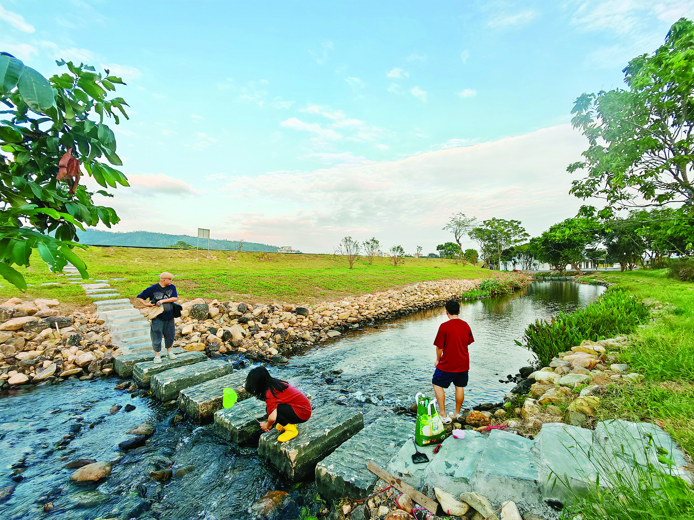     游客在青龙河畔游玩。