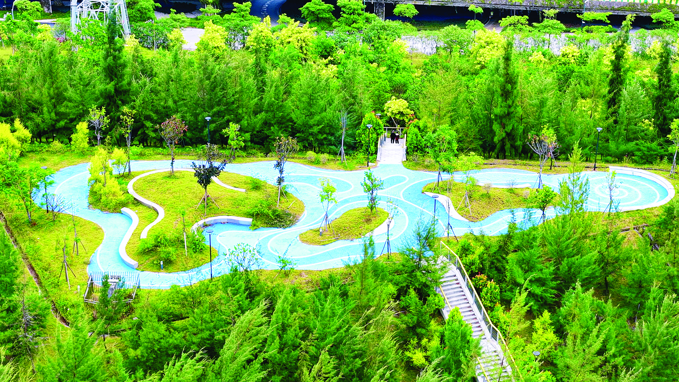     疏港大道西侧公园绿化层次丰富，基础设施完善。