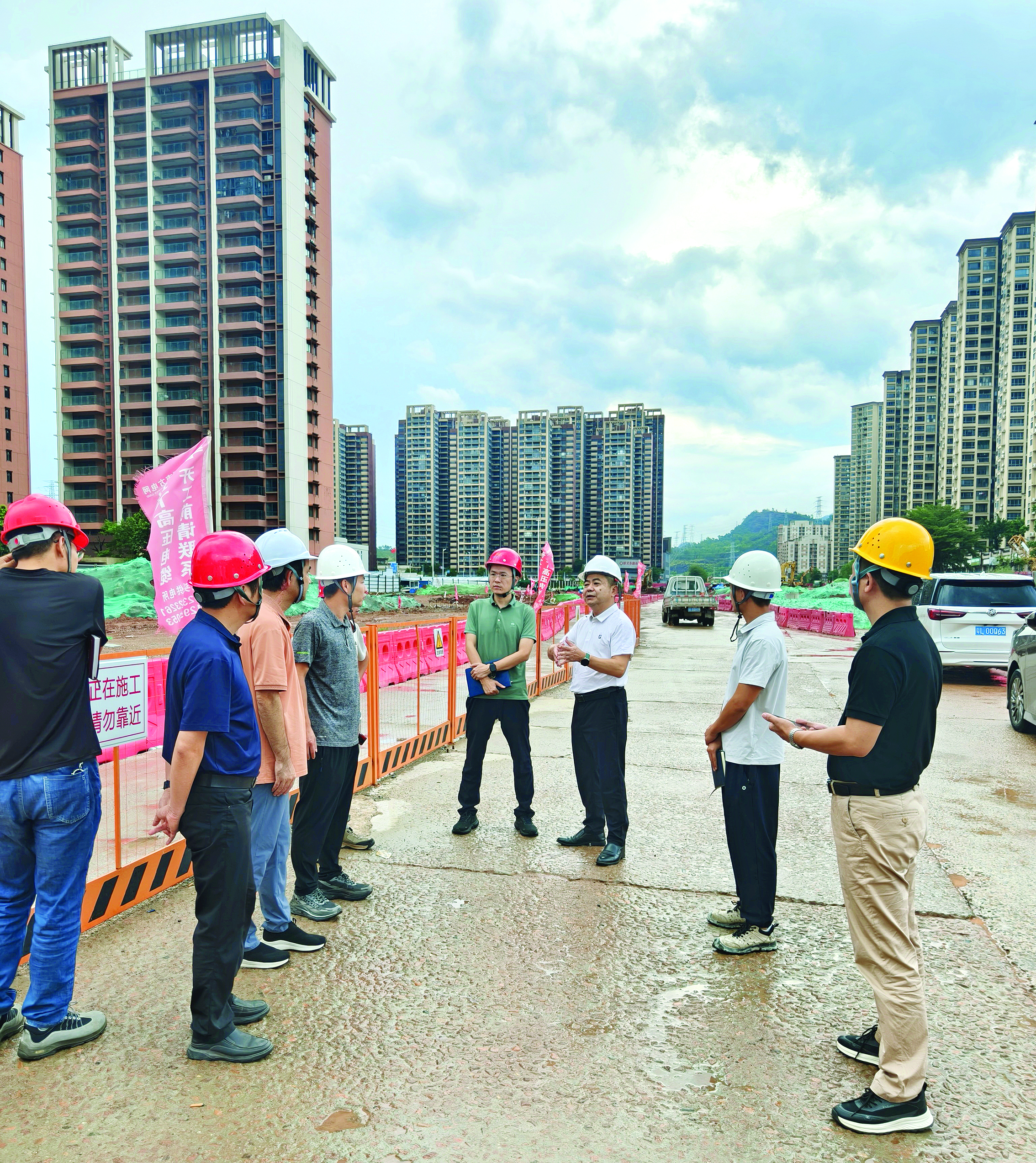     大亚湾区纪检监察工委在项目建设现场开展监督检查。