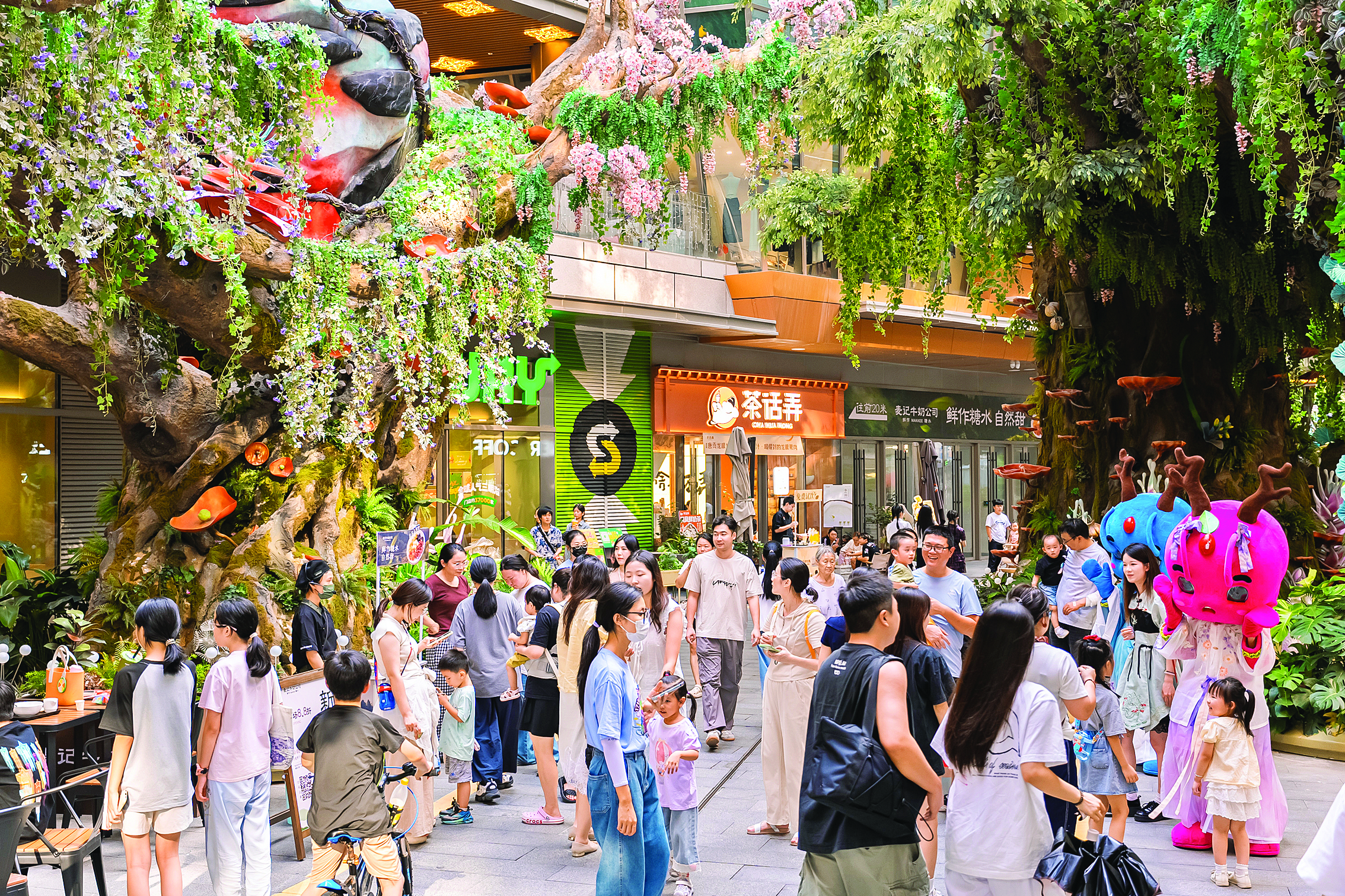     惠州港惠购物中心人气旺。惠州日报记者李松权 摄