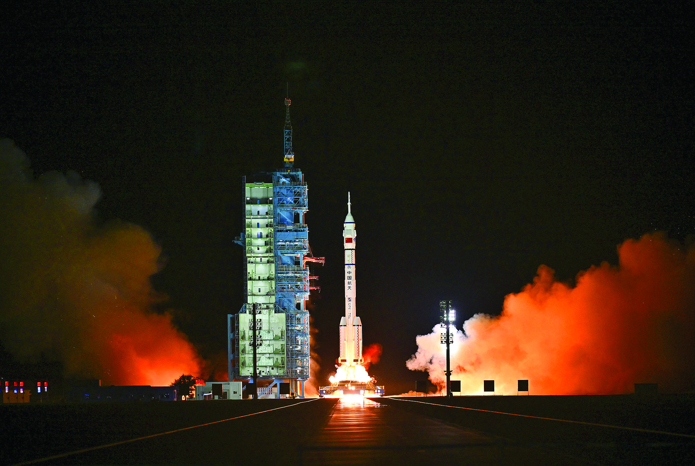     10月31日晚，搭载神舟二十一号载人飞船的长征二号F遥二十一运载火箭在酒泉卫星发射中心点火发射。新华社发