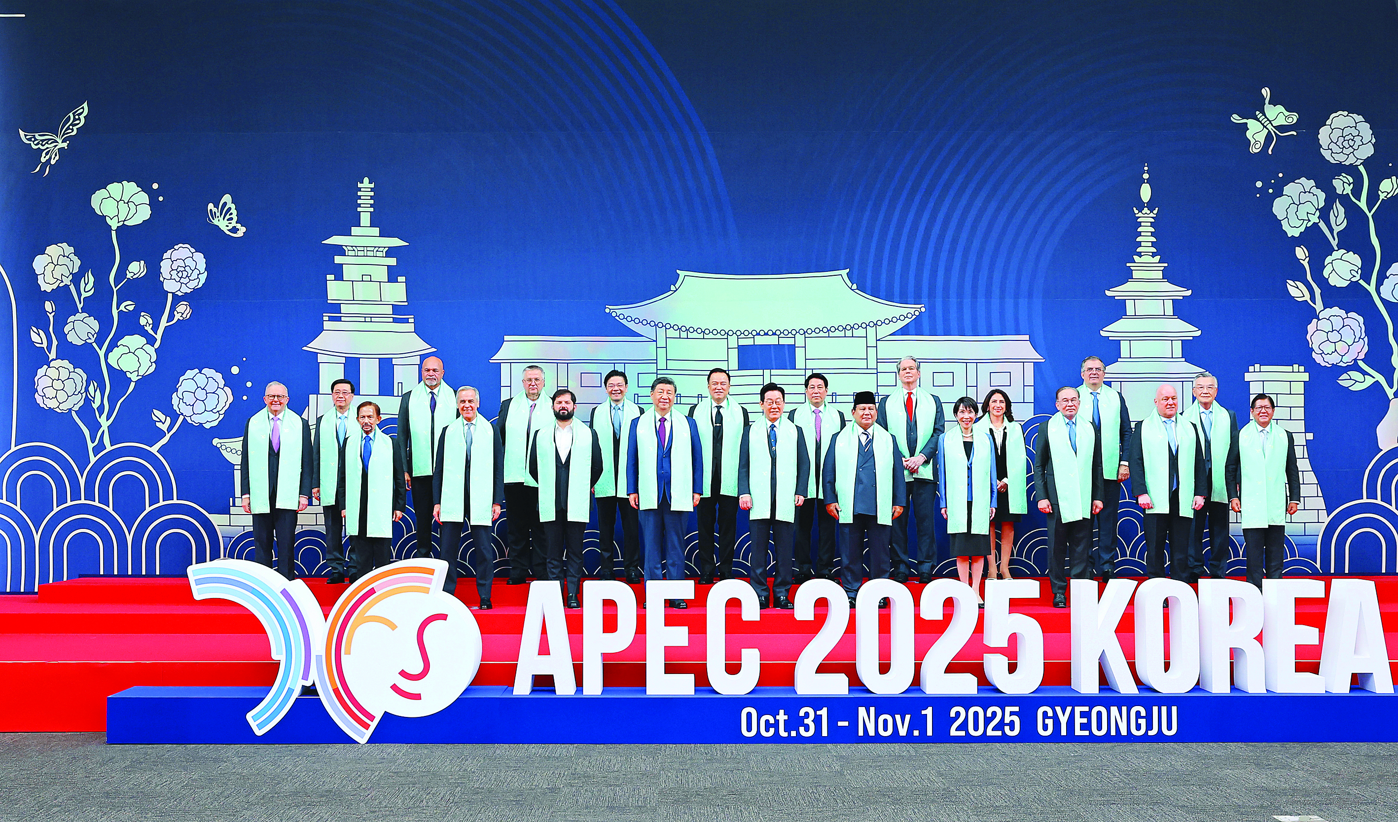     当地时间11月1日上午，国家主席习近平在韩国庆州出席亚太经合组织第三十二次领导人非正式会议第二阶段会议，并发表题为《共同开创可持续的美好明天》的重要讲话。这是会后，与会经济体领导人、代表集体合影。新华社发